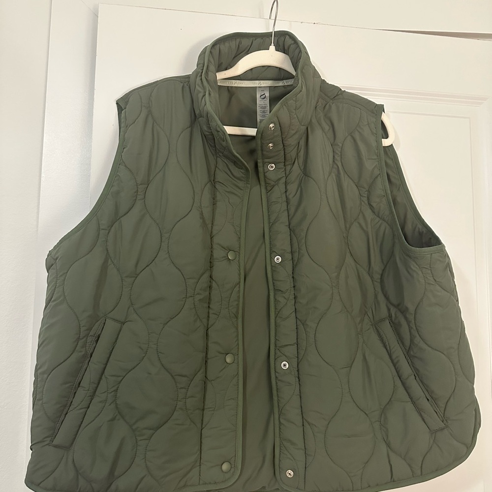Lou & Grey Army Green Quilted Puffer Vest Size XXL NWT - Picture 2 of 6